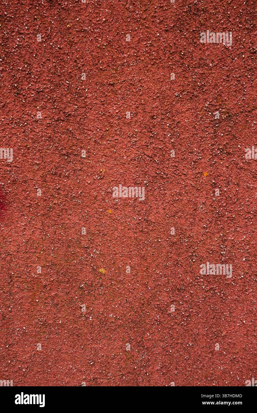Rote Betonwand in Not und Risse Stockfoto