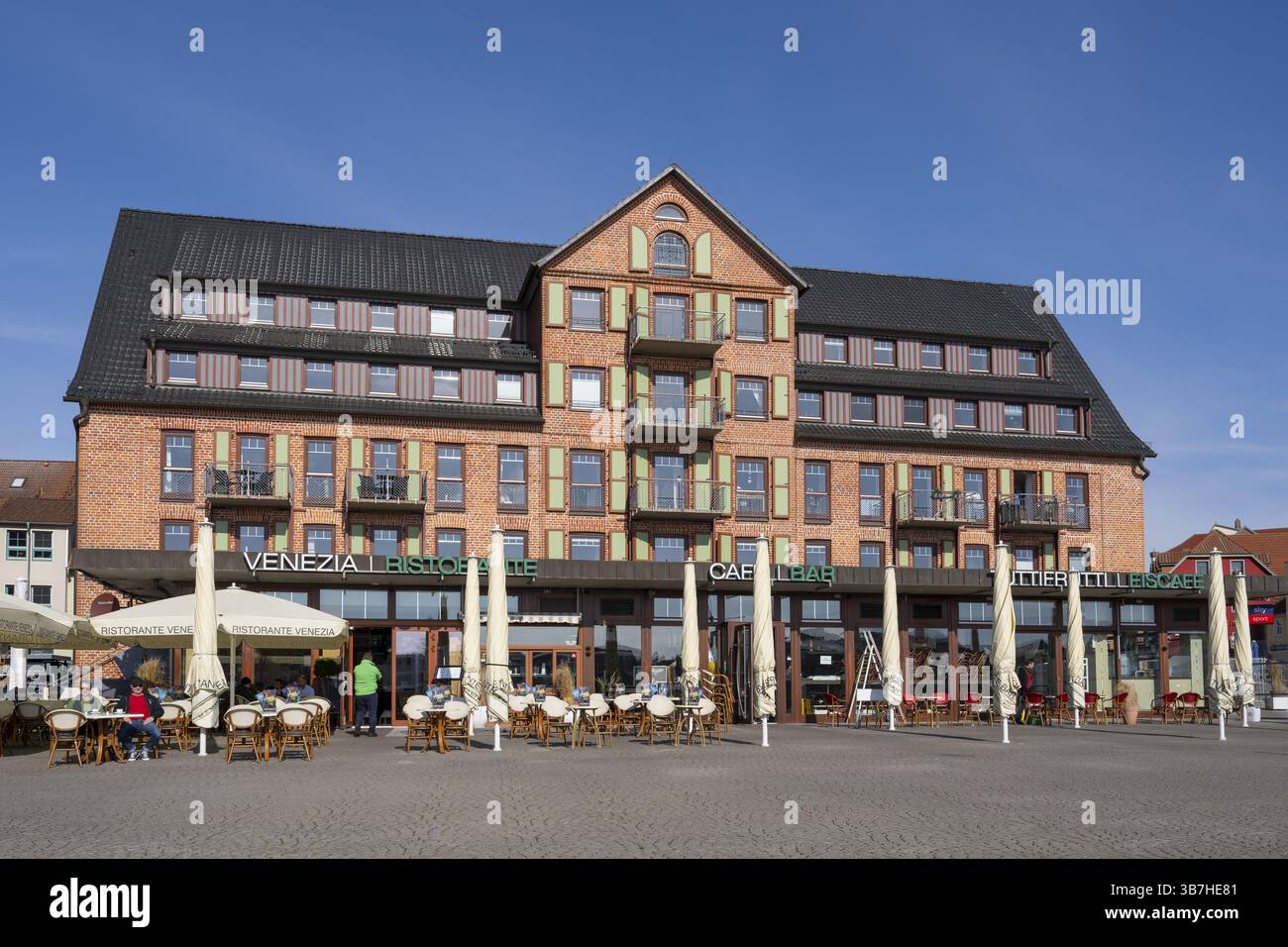 Restaurant im ehemaligen Lagerhaus, Stadthafen, Waren, Mecklenburgische Seenplatte, Mecklenburg, Mecklenburg-Vorpommern, Deutschland, Europa Stockfoto