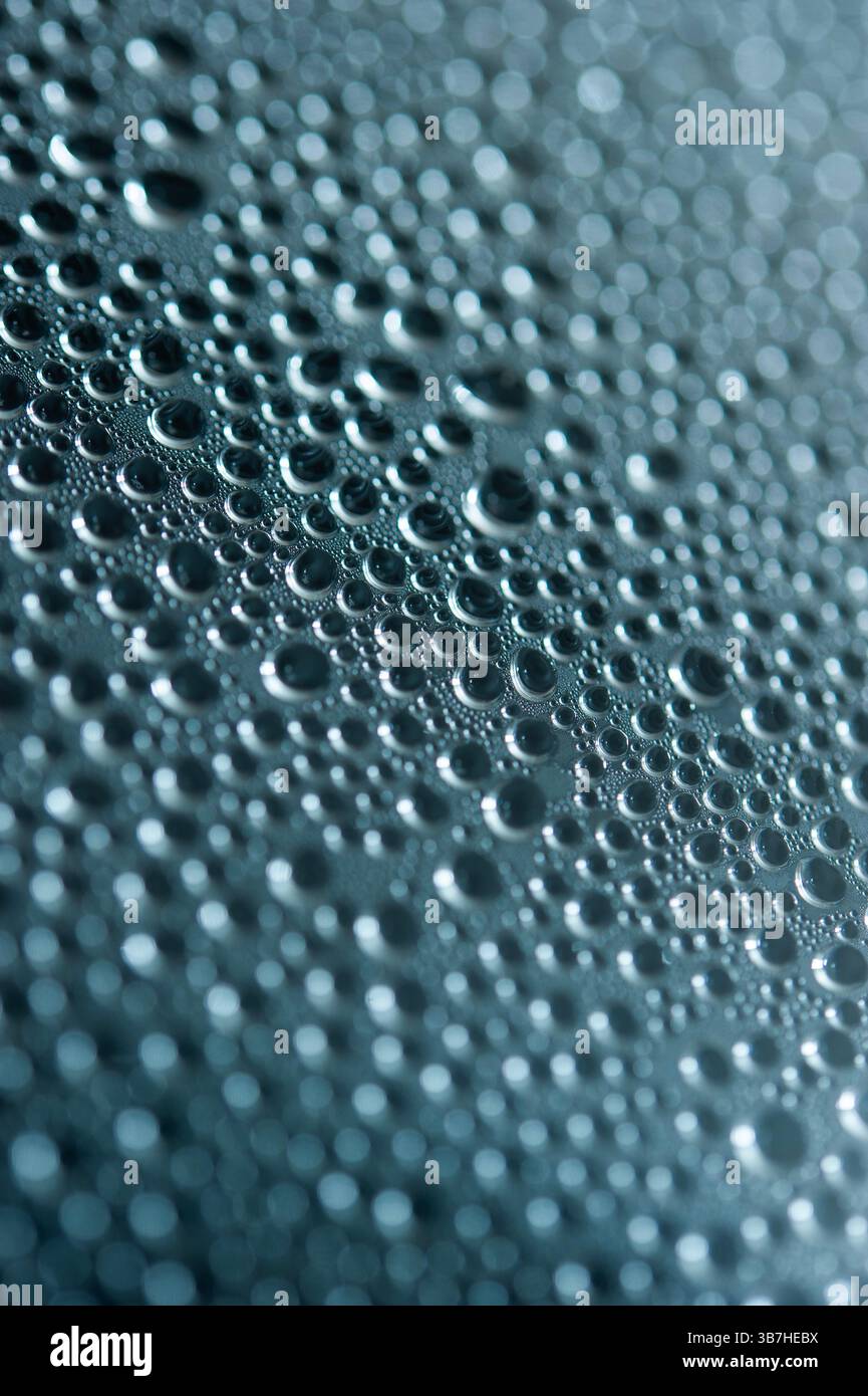 Makrodetail von Wassertropfen auf einem Glas Stockfoto