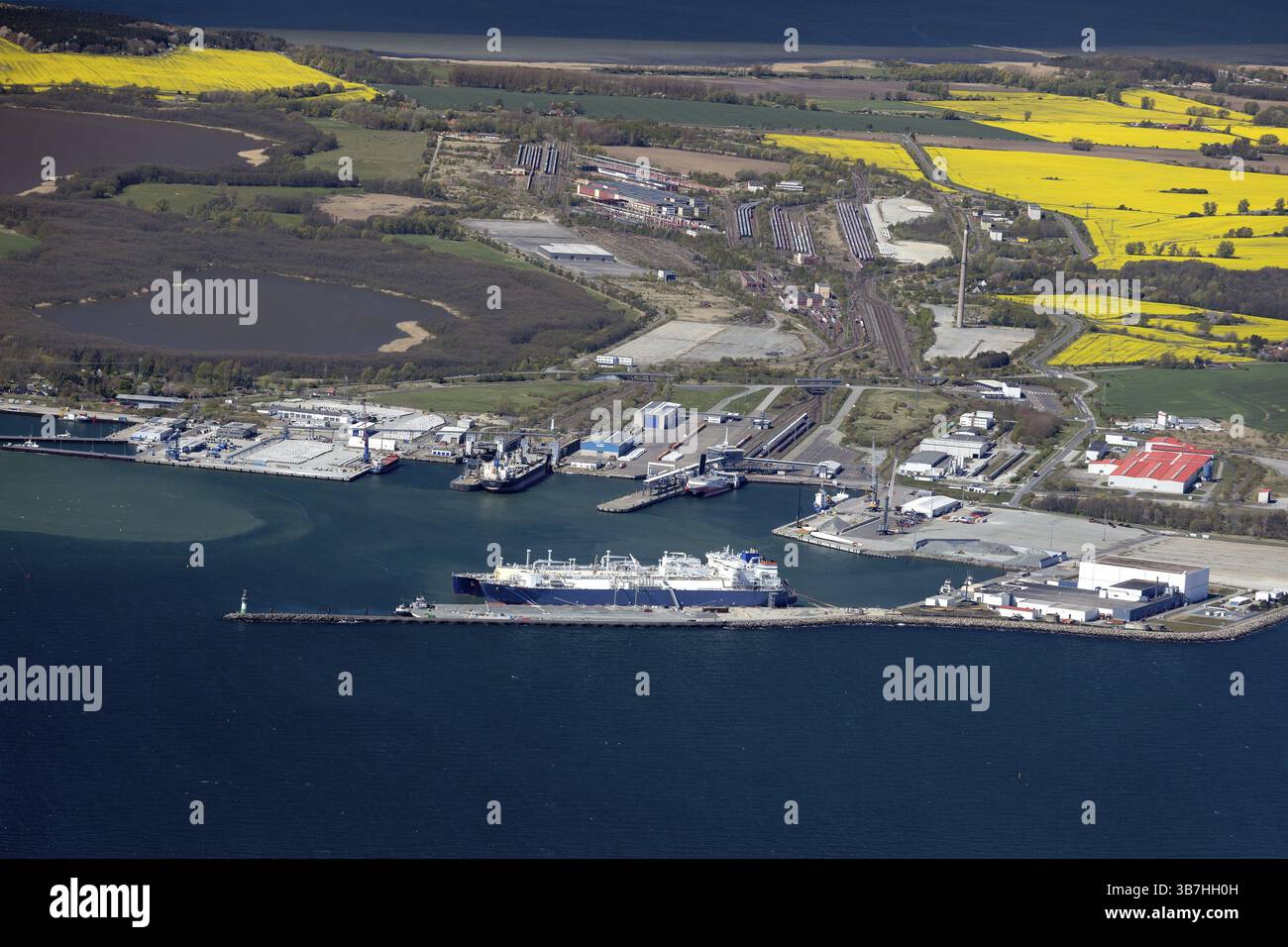 Sassnitz, Fährhafen Mukran, Hafen Mukran, LNG-Terminal, Insel Rügen, Mecklenburg-Vorpommern, Deutschland, Luftbild eines kleinen Flugzeugs, 27. Stockfoto