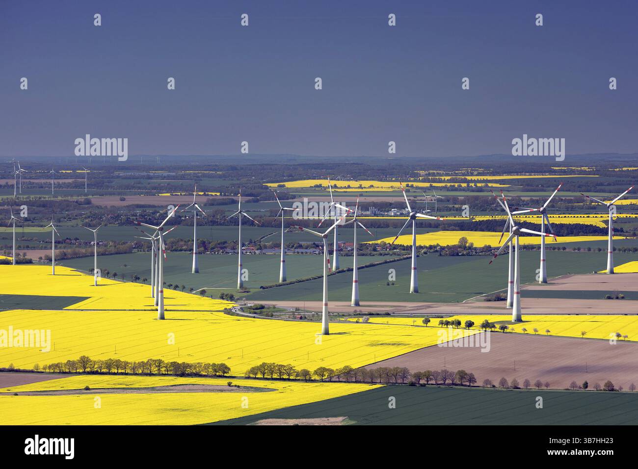 Neubrandenburg, Windpark bei Altunternehmer, Werder/Kessin, Mecklenburg-Vorpommern, Deutschland, Luftbild eines Kleinflugzeugs, 27. April 2025 Stockfoto