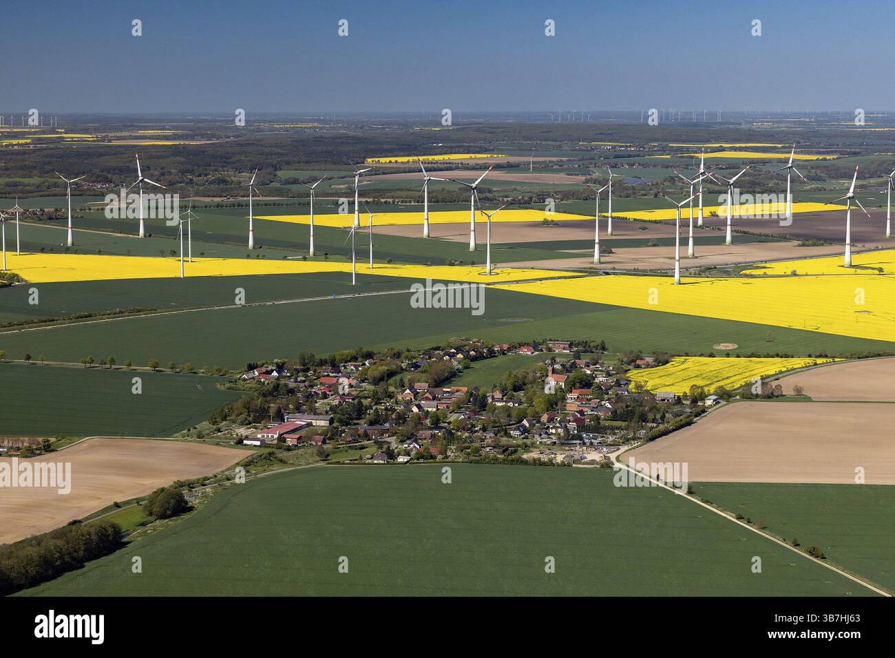 Neubrandenburg, Windpark bei Altunternehmer, Werder/Kessin, im Vordergrund das Dorf Grischow, Mecklenburg-Vorpommern, Deutschland, Luftlinie Stockfoto
