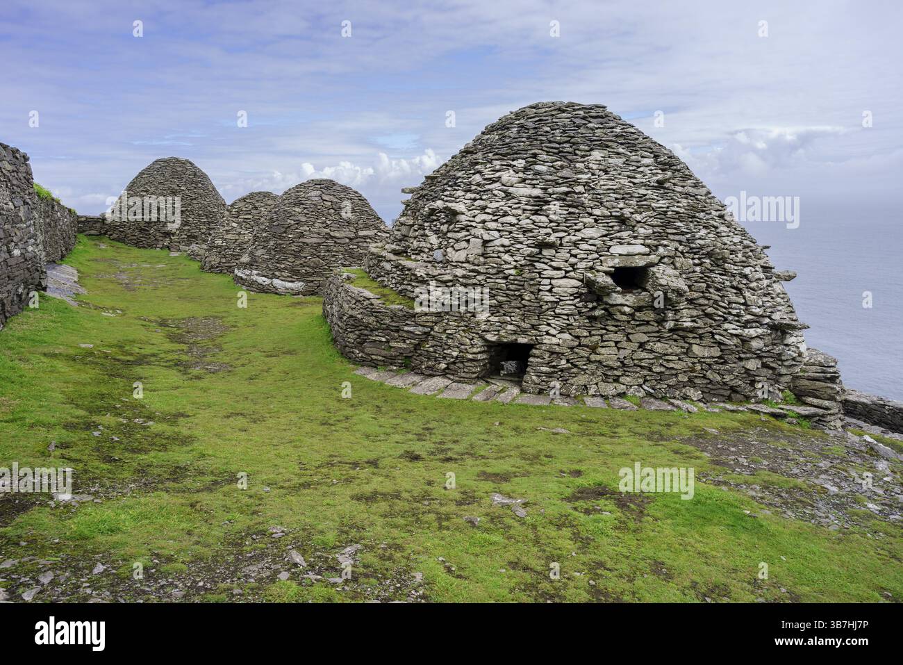 Clochans, Steinzellen. Kloster auf der Spitze, Insel Skellig Michael, Mainistir Fhionain (St. Fionan's Monastery), County Kerry, Irland, Vereinigtes Königreich Stockfoto
