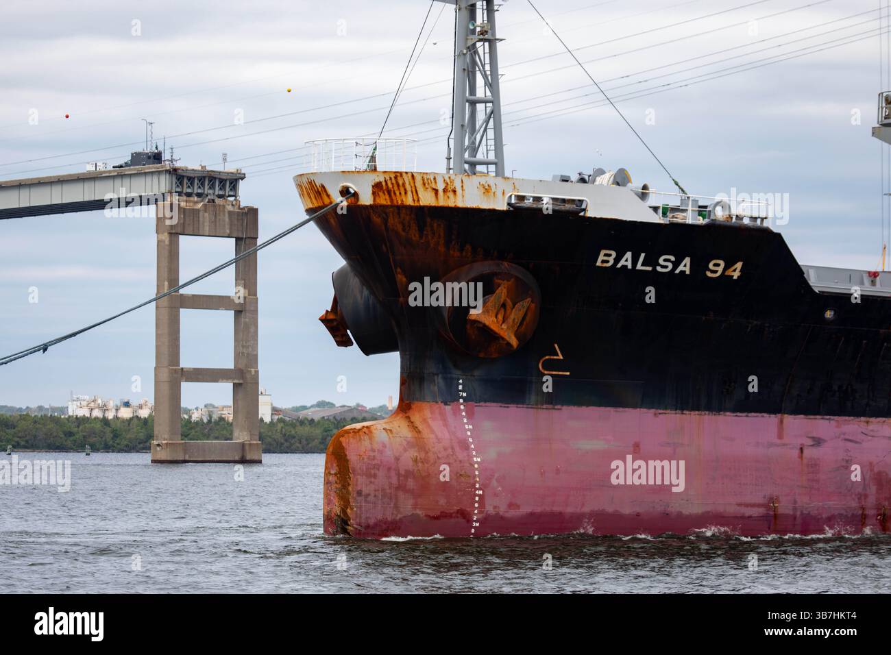 10. April 2024, Dundalk, MD, Vereinigte Staaten von Amerika: Das unter Panama fahrende Frachtschiff M/V Balsa 94 fährt durch einen temporären Kanal an Wrackteilen vorbei von der eingestürzten Key Bridge vorbei und ist das erste Schiff, das seit dem Unfall am 25. April 2024 in der Nähe von Dundalk, Maryland, den Hafen von Baltimore verließ. Die Brücke wurde am 26. März von dem 984-Fuß-Containerschiff MV Dali getroffen und stürzte zusammen, wobei sechs Arbeiter ums Leben kamen. (Bild: © Christopher Rosario/U.S. Army/Planet Pix via ZUMA Press Wire) Stockfoto