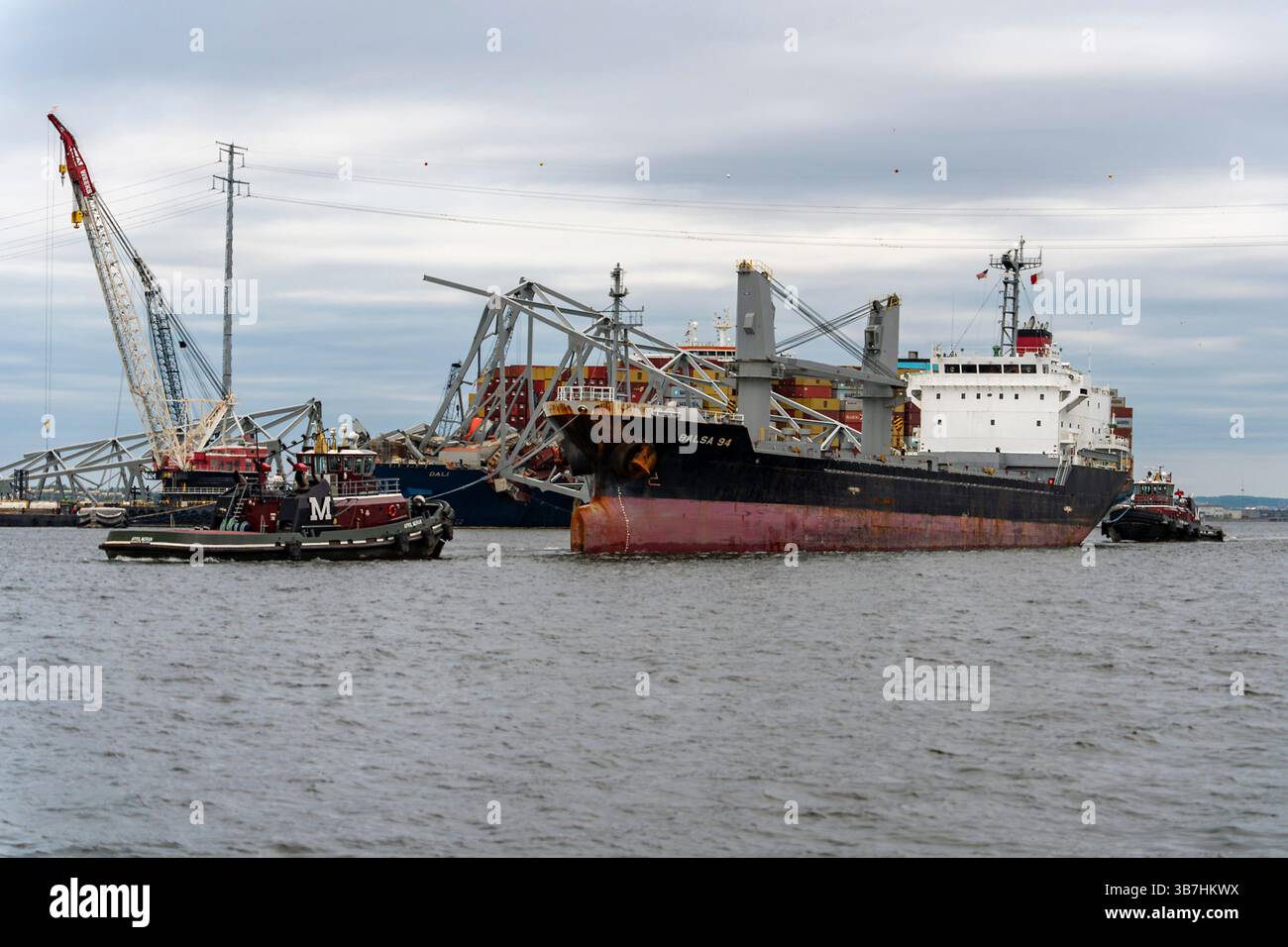 24. April 2024, Dundalk, MD, Vereinigte Staaten von Amerika: Das unter Panama fahrende Frachtschiff M/V Balsa 94 fährt durch einen temporären Kanal an Wrackteilen vorbei von der eingestürzten Key Bridge vorbei und ist das erste Schiff, das seit dem Unfall am 25. April 2024 in der Nähe von Dundalk, Maryland, den Hafen von Baltimore verließ. Die Brücke wurde am 26. März von dem 984-Fuß-Containerschiff MV Dali getroffen und stürzte zusammen, wobei sechs Arbeiter ums Leben kamen. (Bild: © Christopher Rosario/U.S. Army/Planet Pix via ZUMA Press Wire) Stockfoto