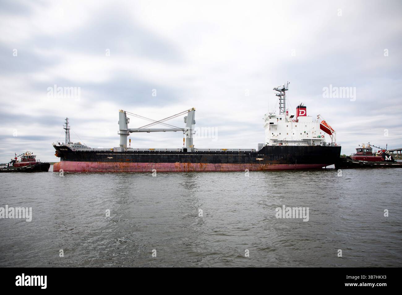 25. April 2024: Dundalk, MD, Vereinigte Staaten von Amerika: Das unter Panama fahrende Frachtschiff M/V Balsa 94 ist das erste kommerzielle Schiff, das durch einen vorübergehenden Kanal an Wrackteilen von der eingestürzten Key Bridge vorbeifährt, als der Hafen von Baltimore am 25. April 2024 in der Nähe von Dundalk, Maryland, wieder eröffnet wurde. Die Brücke wurde am 26. März von dem 984-Fuß-Containerschiff MV Dali getroffen und stürzte zusammen, wobei sechs Arbeiter ums Leben kamen. (Bild: © Christopher Rosario/U.S. Army/Planet Pix via ZUMA Press Wire) Stockfoto