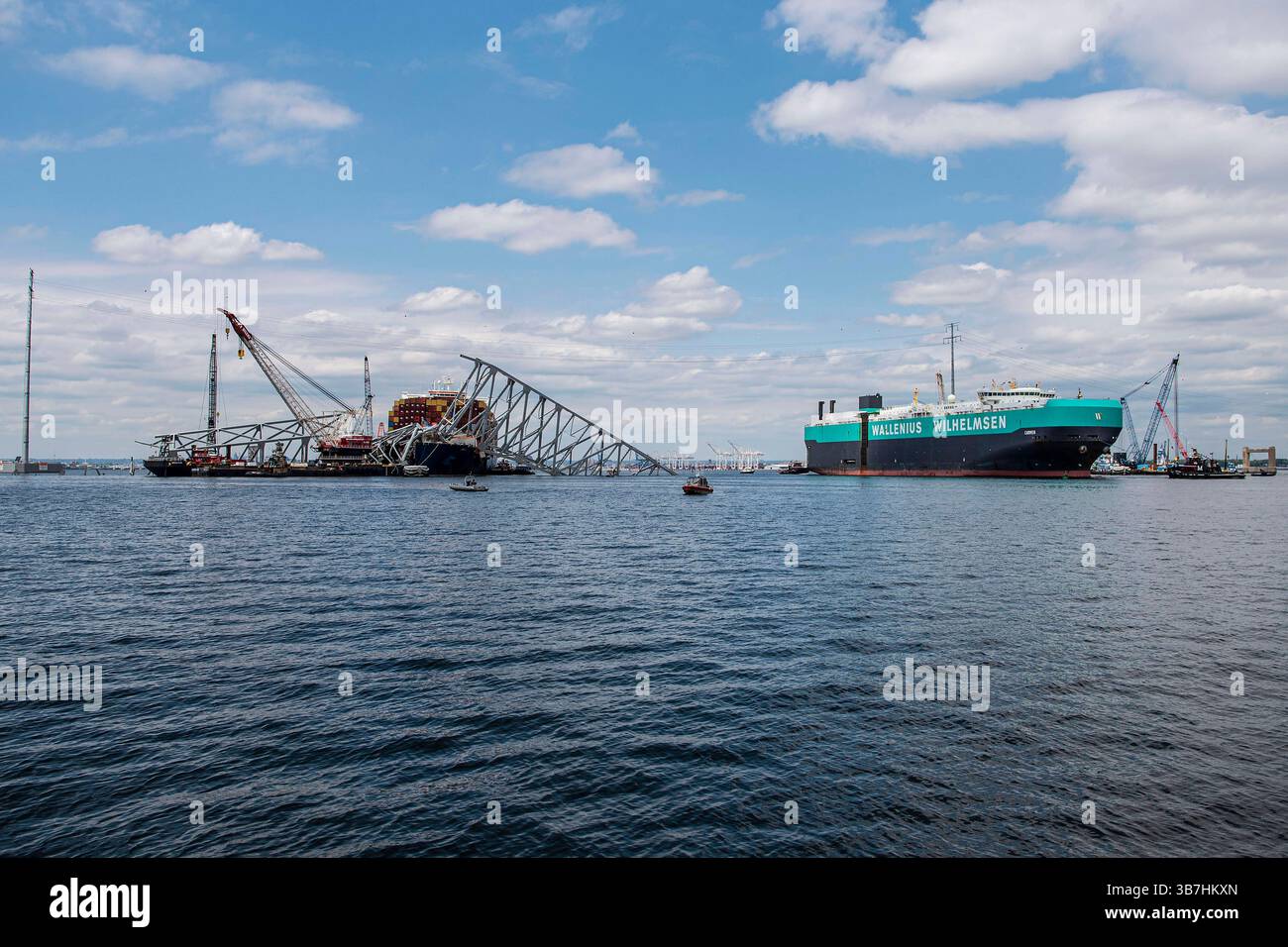 25. April 2024: Dundalk, MD, Vereinigte Staaten von Amerika: Der dänische Fahrzeugträger Carmen, fährt durch einen temporären Kanal vorbei an Wrackteilen von der eingestürzten Key Bridge, als der Hafen von Baltimore am 25. April 2024 in der Nähe von Dundalk, Maryland, wieder eröffnet wurde. Die Brücke wurde am 26. März von dem 984-Fuß-Containerschiff MV Dali getroffen und stürzte zusammen, wobei sechs Arbeiter ums Leben kamen. (Bild: © pO2 Ronald Hodges/US Coast/Planet Pix via ZUMA Press Wire) Stockfoto