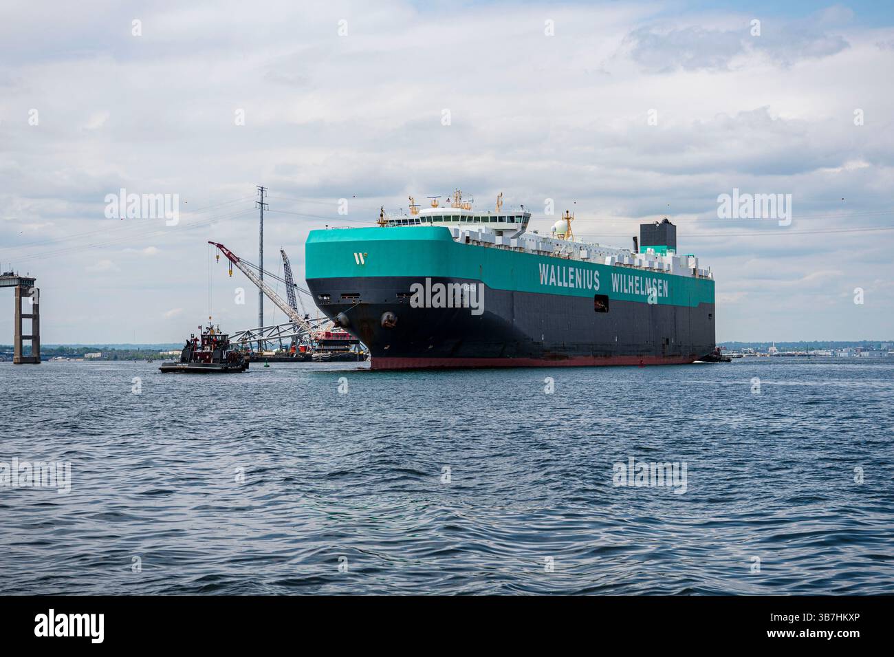 25. April 2024: Dundalk, MD, Vereinigte Staaten von Amerika: Der dänische Fahrzeugträger Carmen, fährt durch einen temporären Kanal vorbei an Wrackteilen von der eingestürzten Key Bridge, als der Hafen von Baltimore am 25. April 2024 in der Nähe von Dundalk, Maryland, wieder eröffnet wurde. Die Brücke wurde am 26. März von dem 984-Fuß-Containerschiff MV Dali getroffen und stürzte zusammen, wobei sechs Arbeiter ums Leben kamen. (Bild: © pO2 Ronald Hodges/US Coast/Planet Pix via ZUMA Press Wire) Stockfoto
