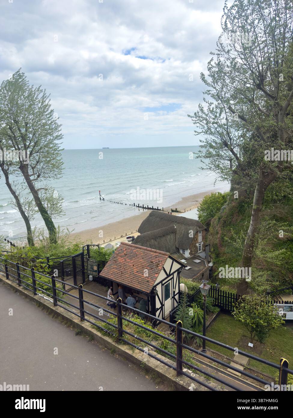 4. MAI 2025 - Shanklin, Großbritannien - Blick auf das Meer, den Strand und die alten Gebäude am Shanklin Beach, Isle of Wight, Großbritannien Stockfoto