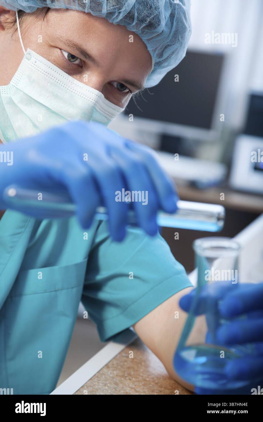 Wissenschaftler, die chemische Tests im modernen Labor durchführen Stockfoto