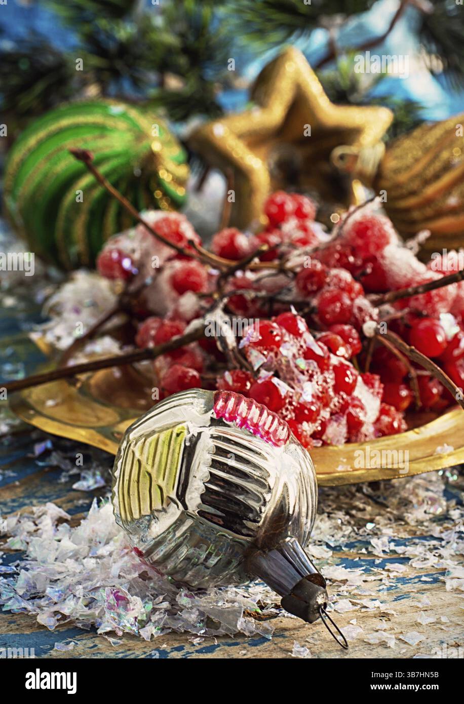 Kalina gold Tablett und Weihnachtsschmuck Stockfoto