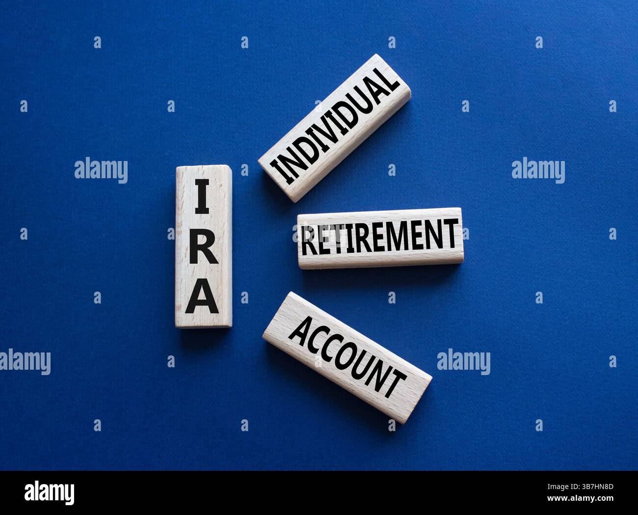 IRA - Symbol für individuelles Abgangskonto. Konzeptwort IRA auf Holzblöcken. Wunderschöner tiefblauer Hintergrund. Business und IRA-Konzept. Kopierbereich. Stockfoto