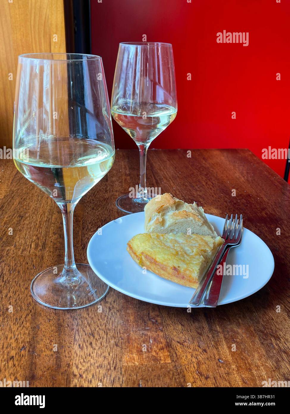 Spanisches Omelett und zwei Gläser Weißwein. Spanien. - Smartphone-aufgenommenes Stockfoto
