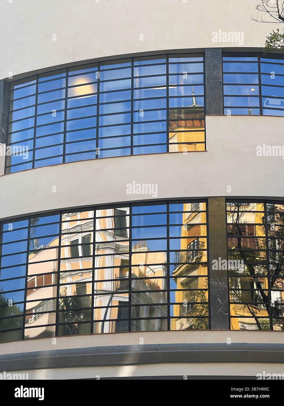 Reflexionen an der Fassade. Madrid, Spanien. - Smartphone-aufgenommenes Stockfoto