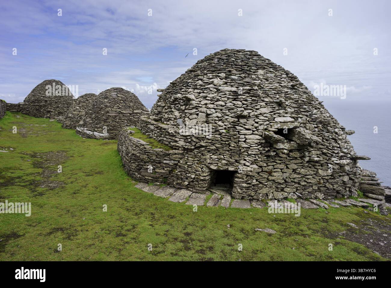 Clochans, Steinzellen. Kloster auf der Spitze, Insel Skellig Michael, Mainistir Fhionain (St. Fionan's Monastery), County Kerry, Irland, Vereinigtes Königreich Stockfoto