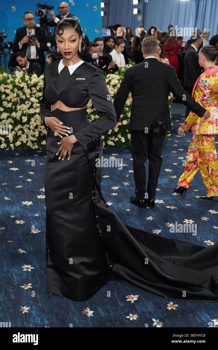 Ny. Mai 2025. Angel Reese bei der Ankunft für die 2025 Costume Institute Exhibition Superfine: Tailoring Black Style Opening Night Met Gala - Teil 7, The Metropolitan Museum of Art, New York, NY, 05. Mai 2025. Quelle: Kristin Callahan/Everett Collection/Alamy Live News Stockfoto