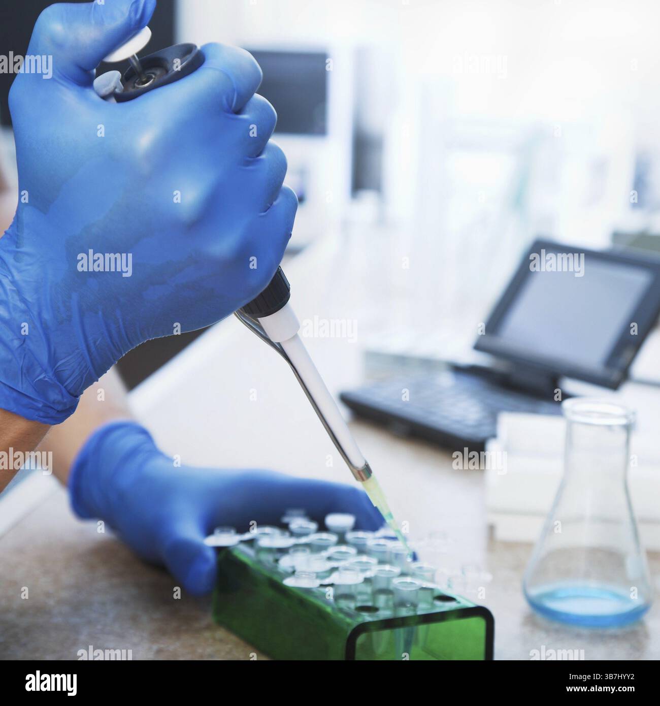 Arbeitsplatz modernes Labor für molekularbiologische Tests Stockfoto