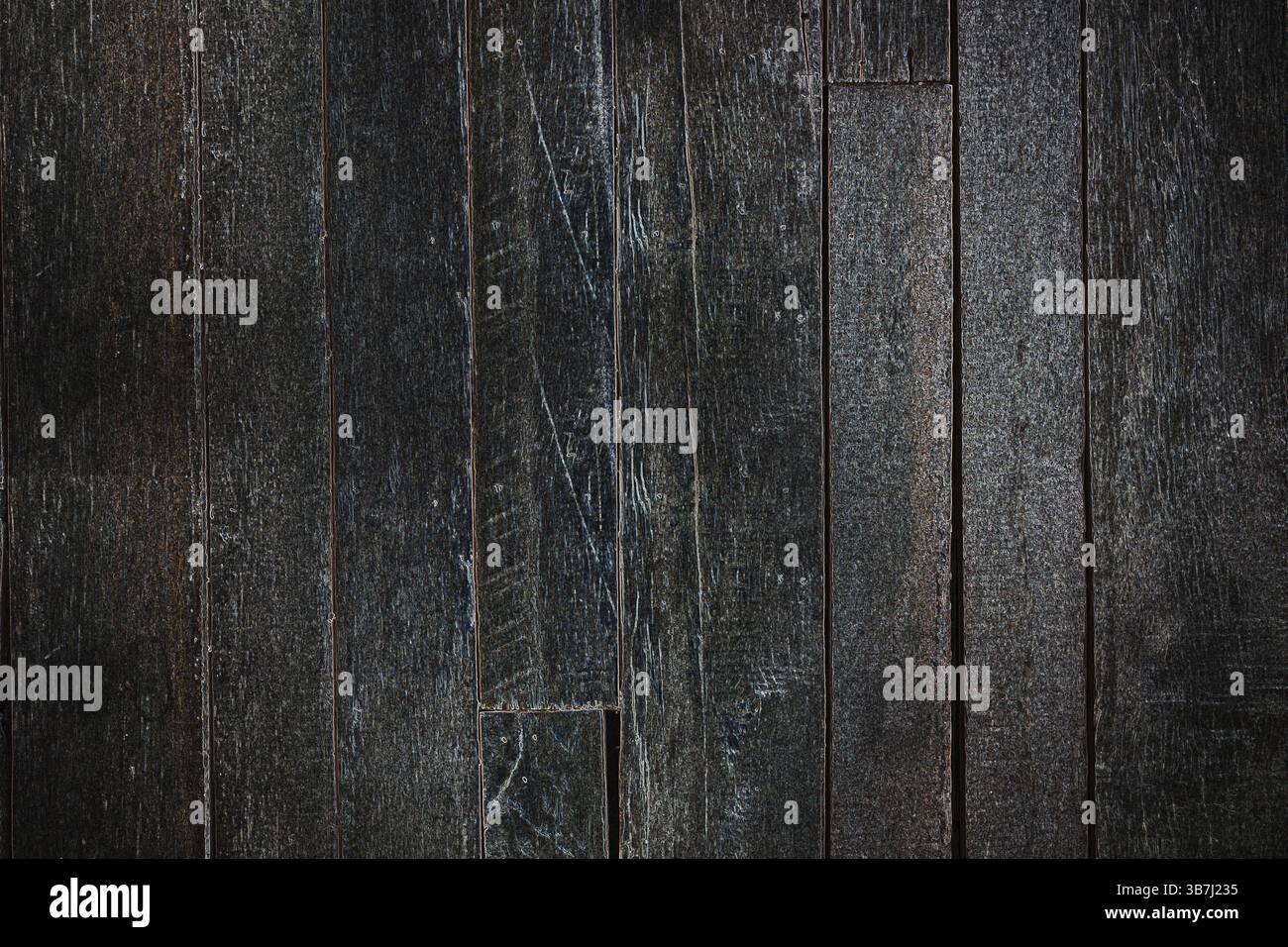 Dunkle Holzdielen schaffen einen strukturierten Hintergrund, ideal für rustikale oder Vintage-Designs. Weißrussland Stockfoto