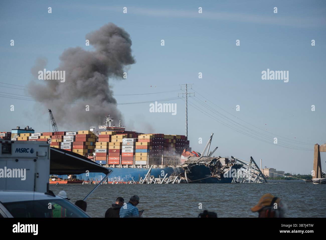 13. Mai 2024, Dundalk, MD, Vereinigte Staaten von Amerika: Rauch steigt von der Hafenseite des M/V DALI-Frachtschiffes auf, nachdem kontrollierte Sprengstoffe die Stahlträger von der eingestürzten Francis Scott Key Bridge, die das Schiff umhüllt hatte, sicher zerschnitten, am 13. Mai 2024 in der Nähe von Dundalk, Maryland. Die Brücke wurde am 26. März von einem 984-Fuß-Schiff getroffen, das sechs Arbeiter tötete und den Hafen von Baltimore blockierte. (Bild: © Thomas Deaton/U.S. Army/Planet Pix via ZUMA Press Wire) Stockfoto