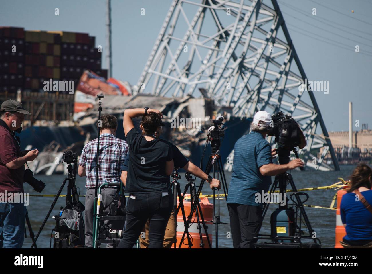 13. Mai 2024, Dundalk, MD, Vereinigte Staaten von Amerika: Mitglieder der Medien warten auf die kontrollierten Sprengladungen, die die Stahlträger von der eingestürzten Francis Scott Key Bridge am 13. Mai 2024 in der Nähe von Dundalk, Maryland schneiden werden. Die Brücke wurde am 26. März von einem 984-Fuß-Schiff getroffen, das sechs Arbeiter tötete und den Hafen von Baltimore blockierte. (Bild: © Thomas Deaton/U.S. Army/Planet Pix via ZUMA Press Wire) Stockfoto