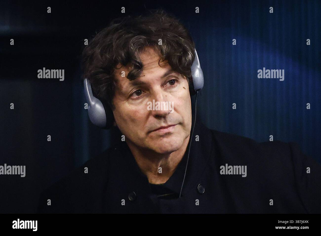 15. Februar 2024, Oswiecim, Polen: Jonathan Glazer, Regisseur des historischen Dramas „die Zone von Interestâ€™, nimmt am 15. Februar 2024 an der polnischen Erstvorführung seines Films im Auschwitz-Birkenau Memorial and Museum in Oswiecim Teil. Der Film, der den Grand Prix in Cannes gewann und fünf Nominierungen für den 96. Academy Award erhielt, basiert lose auf dem Roman von Martin Amis aus dem Jahr 2014. Im Mittelpunkt steht das Familienleben von Rudolf Hoess, dem Nazi-Kommandanten des Konzentrations- und Vernichtungslagers Auschwitz während des Zweiten Weltkriegs (Credit Image: © Beata Zawrzel/ZUMA) Stockfoto