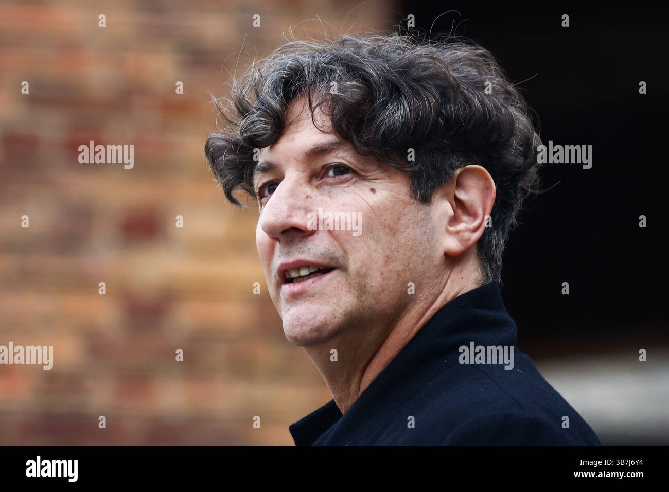 15. Februar 2024, Oswiecim, Polen: Jonathan Glazer, Regisseur des historischen Dramas „die Zone von Interestâ€™, nimmt am 15. Februar 2024 an der polnischen Erstvorführung seines Films im Auschwitz-Birkenau Memorial and Museum in Oswiecim Teil. Der Film, der den Grand Prix in Cannes gewann und fünf Nominierungen für den 96. Academy Award erhielt, basiert lose auf dem Roman von Martin Amis aus dem Jahr 2014. Im Mittelpunkt steht das Familienleben von Rudolf Hoess, dem Nazi-Kommandanten des Konzentrations- und Vernichtungslagers Auschwitz während des Zweiten Weltkriegs (Credit Image: © Beata Zawrzel/ZUMA) Stockfoto