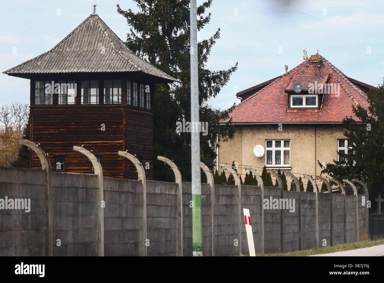 15. Februar 2024, Oswiecim, Polen: Ein heutiger Blick auf ein ursprüngliches Haus, das während des Zweiten Weltkrieges von Rudolf Hoess, dem Nazi-Kommandanten und seiner Familie besetzt wurde und das sich am 15. Februar 2024 neben dem ehemaligen Konzentrations- und Vernichtungslager Auschwitz in Oswiecim, Polen befindet. Die Villa und ihr Garten sind der Hauptschauplatz des historischen Filmdramas von Jonathan Glazer "die Zone von Interestâ€™", der auf dem Roman von Martin Amis aus dem Jahr 2014 basiert. (Bild: © Beata Zawrzel/ZUMA Press Wire) Stockfoto