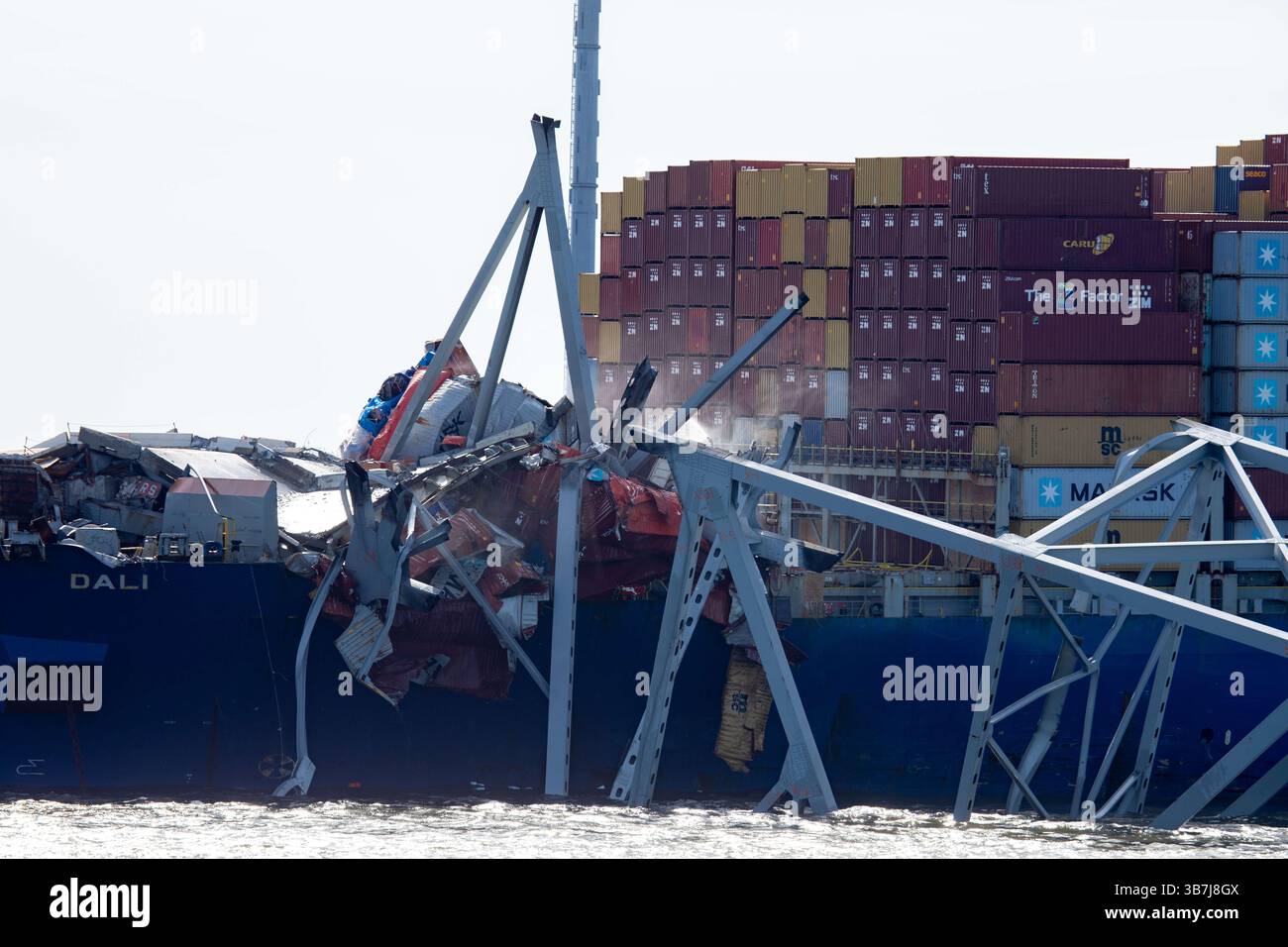 13. Mai 2024, Dundalk, MD, Vereinigte Staaten von Amerika: Der größte Teil des Abschnitts 4 der eingestürzten Francis Scott Key Bridge wurde erfolgreich von der Bughafen-Seite des M/V DALI-Frachtschiffes entfernt, nachdem kontrollierte Sprengstoffe die Stahlträger sicher zerschnitten, 13. Mai 2024, nahe Dundalk, Maryland. Die Brücke wurde am 26. März von einem 984-Fuß-Schiff getroffen, das sechs Arbeiter tötete und den Hafen von Baltimore blockierte. (Bild: © Christopher Rosario/U.S. Army/Planet Pix via ZUMA Press Wire) Stockfoto