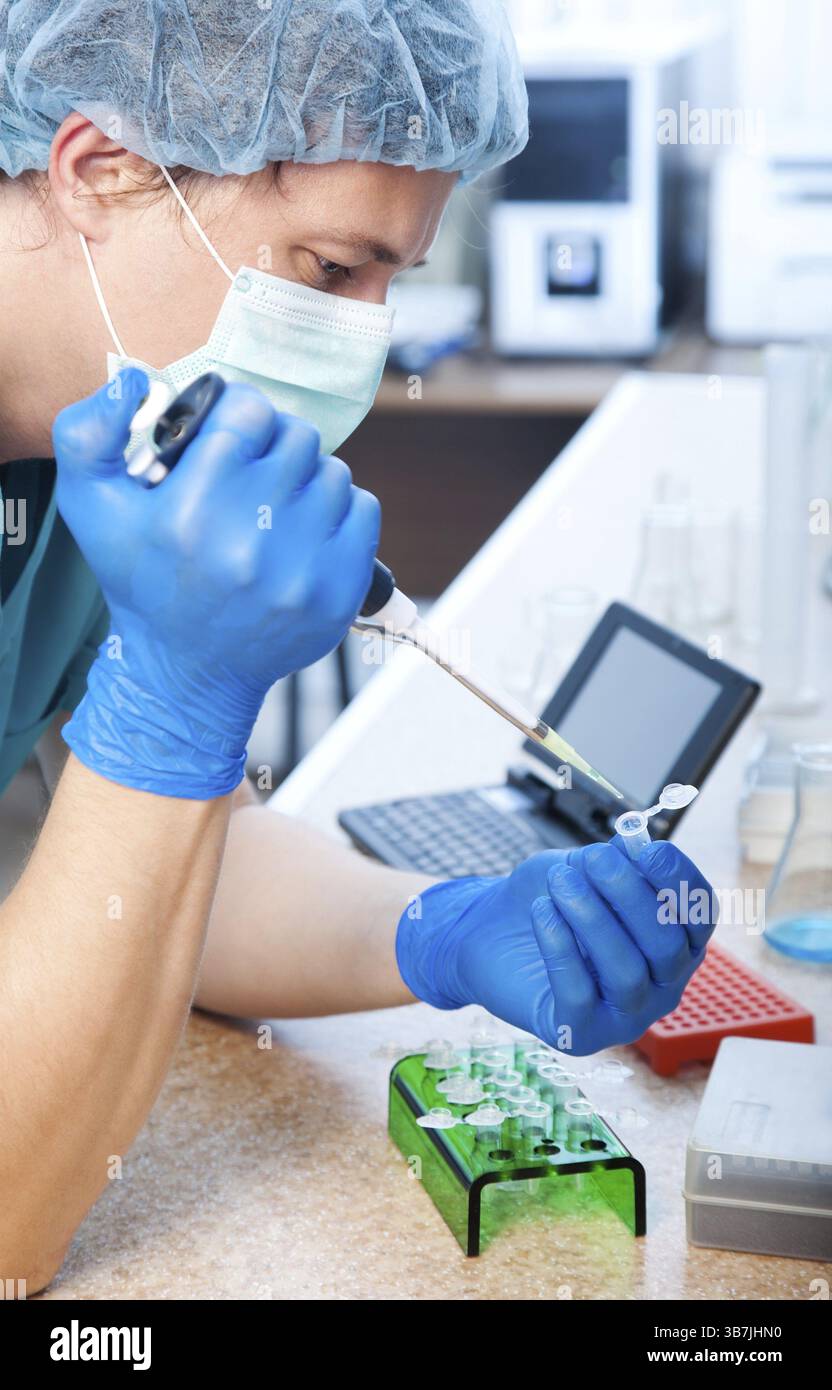 Arbeitsplatz modernes Labor für molekularbiologische Tests Stockfoto
