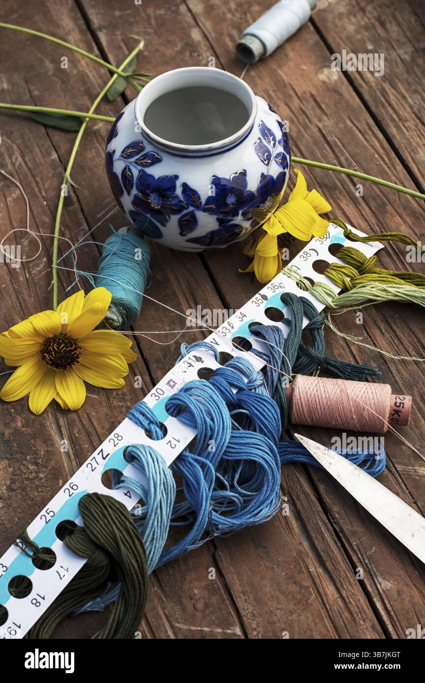 Werkzeuge und Zubehör zum Nähen und Handarbeit Stockfoto