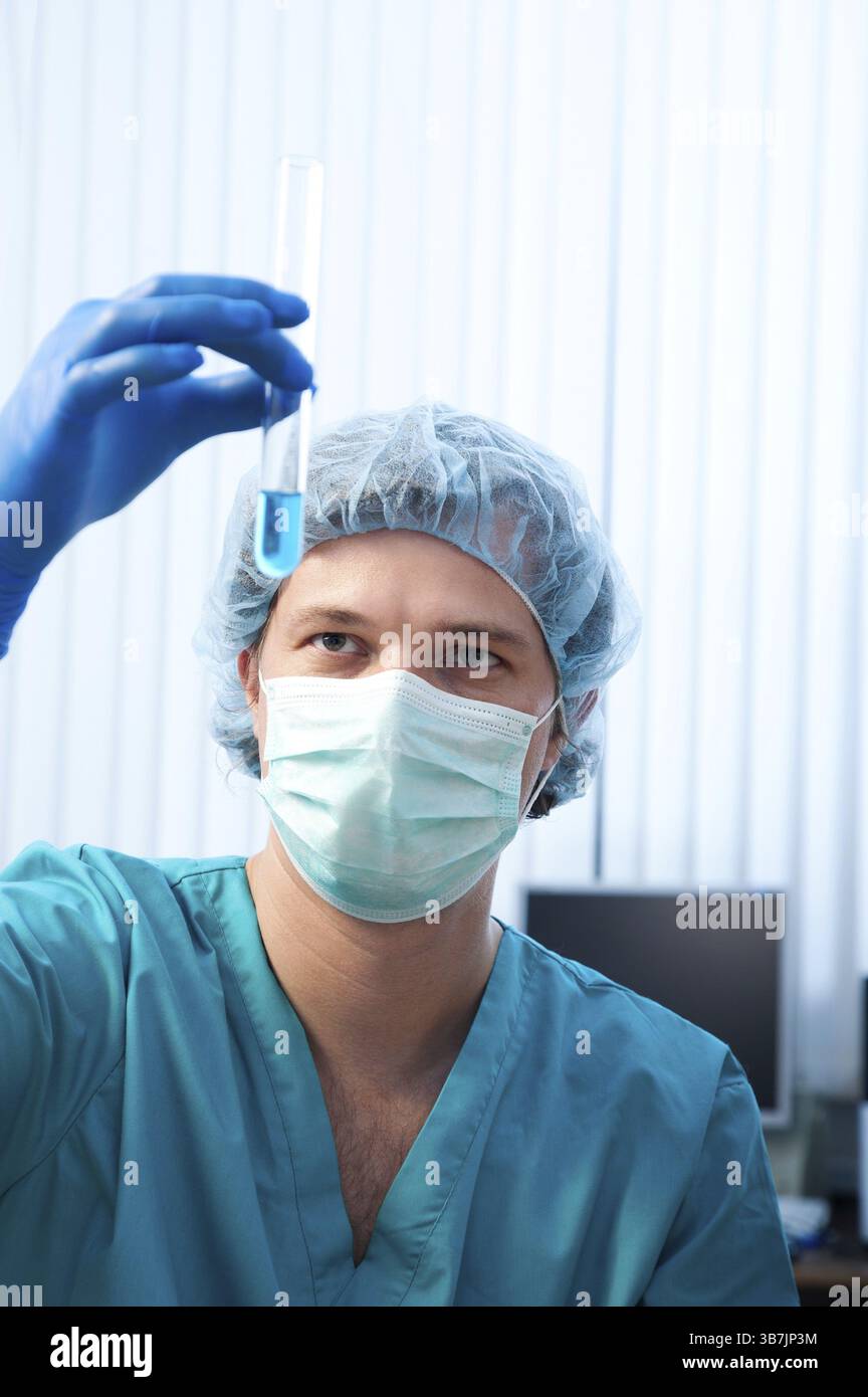 Wissenschaftler, die chemische Tests im modernen Labor durchführen Stockfoto