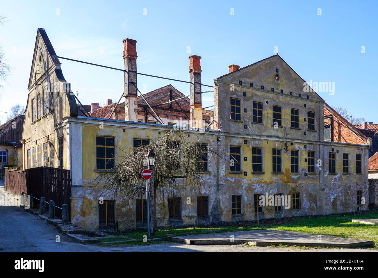 Historisches, baufälliges Gebäude, das vor dem Einsturz gesichert ist, um eine anstehende Renovierung zu ermöglichen, Kuldiga, Lettland Stockfoto