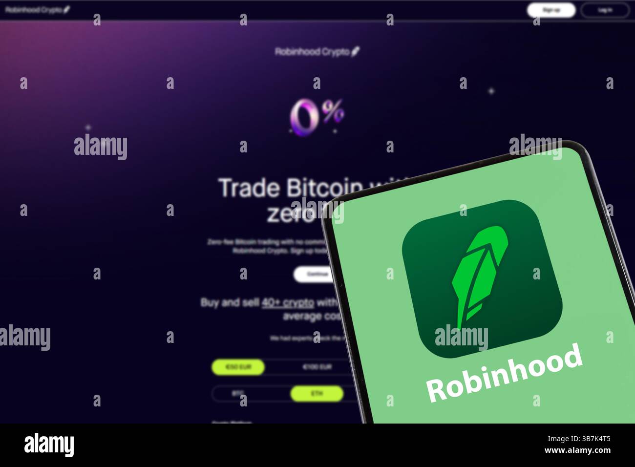 Stuttgart, Deutschland - 8. Februar 2025: Robinhood Online Broker Finanzdienstleistungsunternehmen und Handelsplattform Logo auf einem Mobiltelefon und einer Website in S Stockfoto