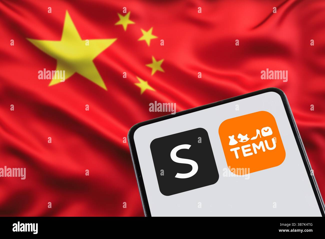 Stuttgart, Deutschland - 8. Februar 2025: Temu und Shein App-Logo Online-Marktplatz mit China-Flagge E-Commerce auf einem Mobiltelefon in Stuttgart. Stockfoto