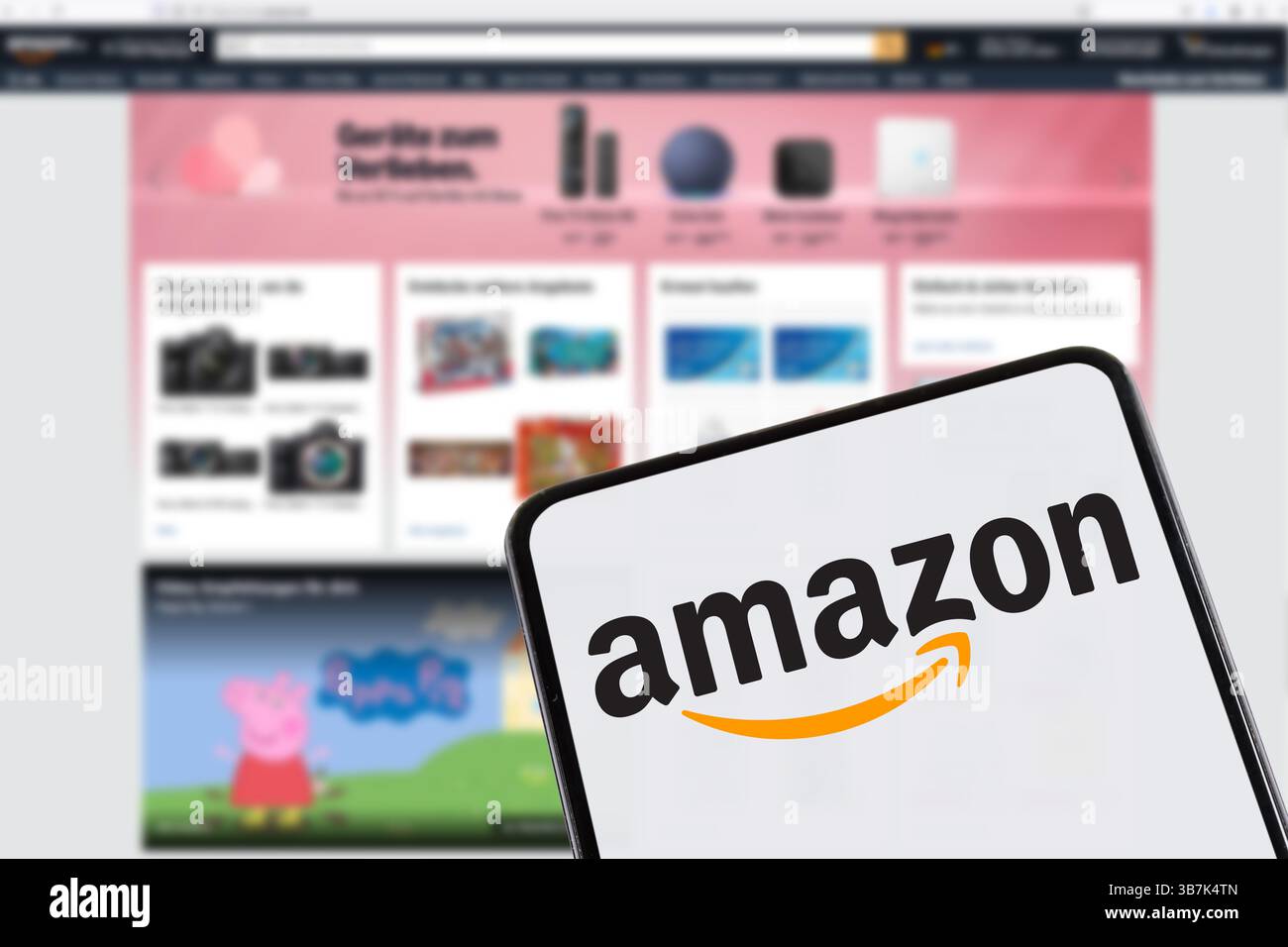 Stuttgart, Deutschland - 8. Februar 2025: E-Commerce auf einem Mobiltelefon und Computerbildschirm mit dem Amazon-Logo in Stuttgart. Stockfoto