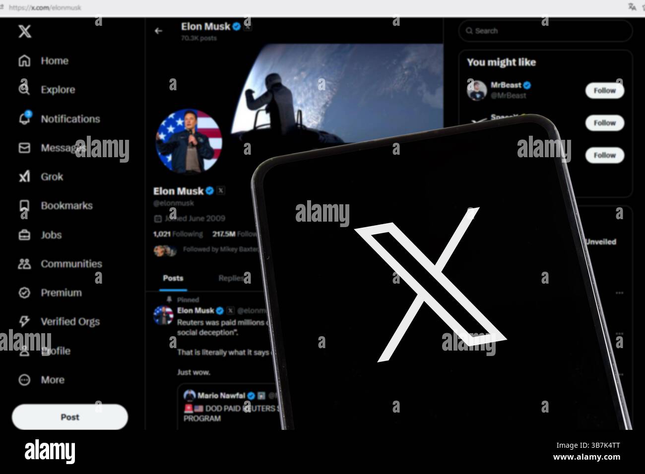 Stuttgart, Deutschland - 8. Februar 2025: X-Website zeigt Elon Musk Profil auf einem Handy und Computerbildschirm Twitter Logo Social Media in Stuttgart Stockfoto