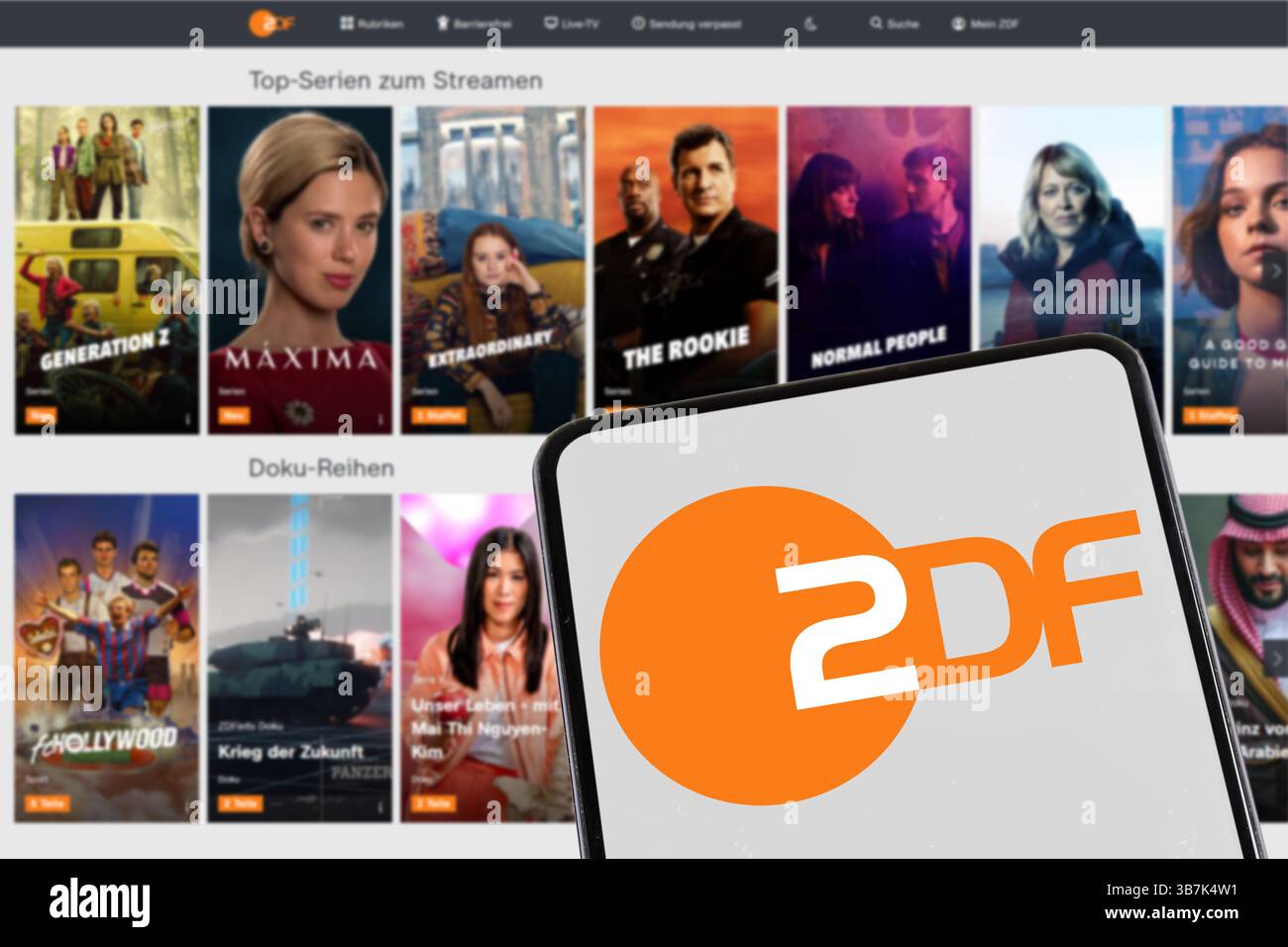 Stuttgart - 8. Februar 2025: ZDF zweites Deutsches Fernsehen Logo tv-Sender streamen Medienbibliothek-Website auf Handy und Computer Stockfoto