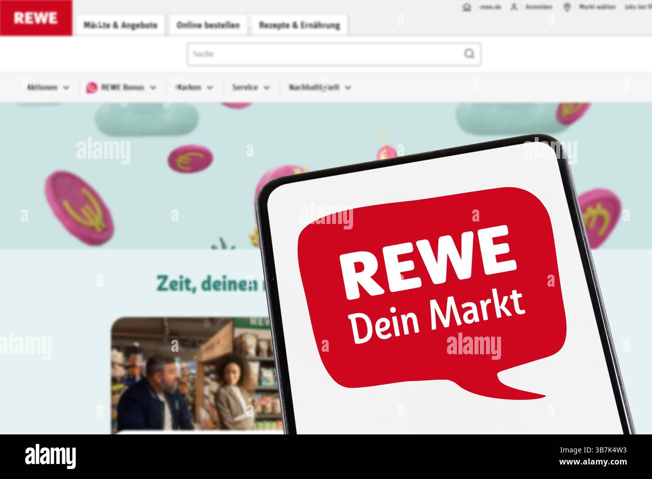Stuttgart, 8. Februar 2025: REWE-Supermarkt mit Online-Shop-E-Commerce auf Handy und Website in Stuttgart. Stockfoto
