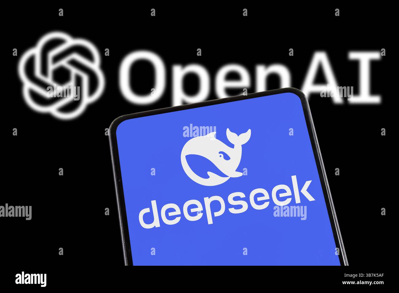 Stuttgart – 8. Februar 2025: Deepseek und OpenAI ChatGPT Artificial Intelligence AI auf einem Handy und einer Website in Stuttgart. Stockfoto