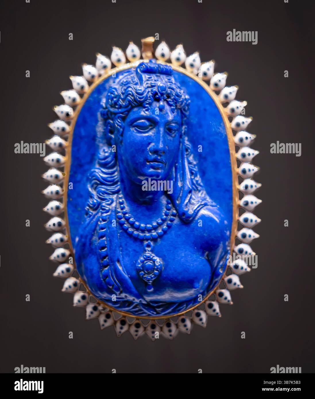 Paris, Frankreich - 05 03 2025: Bibliothèque nationale de France Richelieu Museum. Cameo, Porträt einer Frau Stockfoto