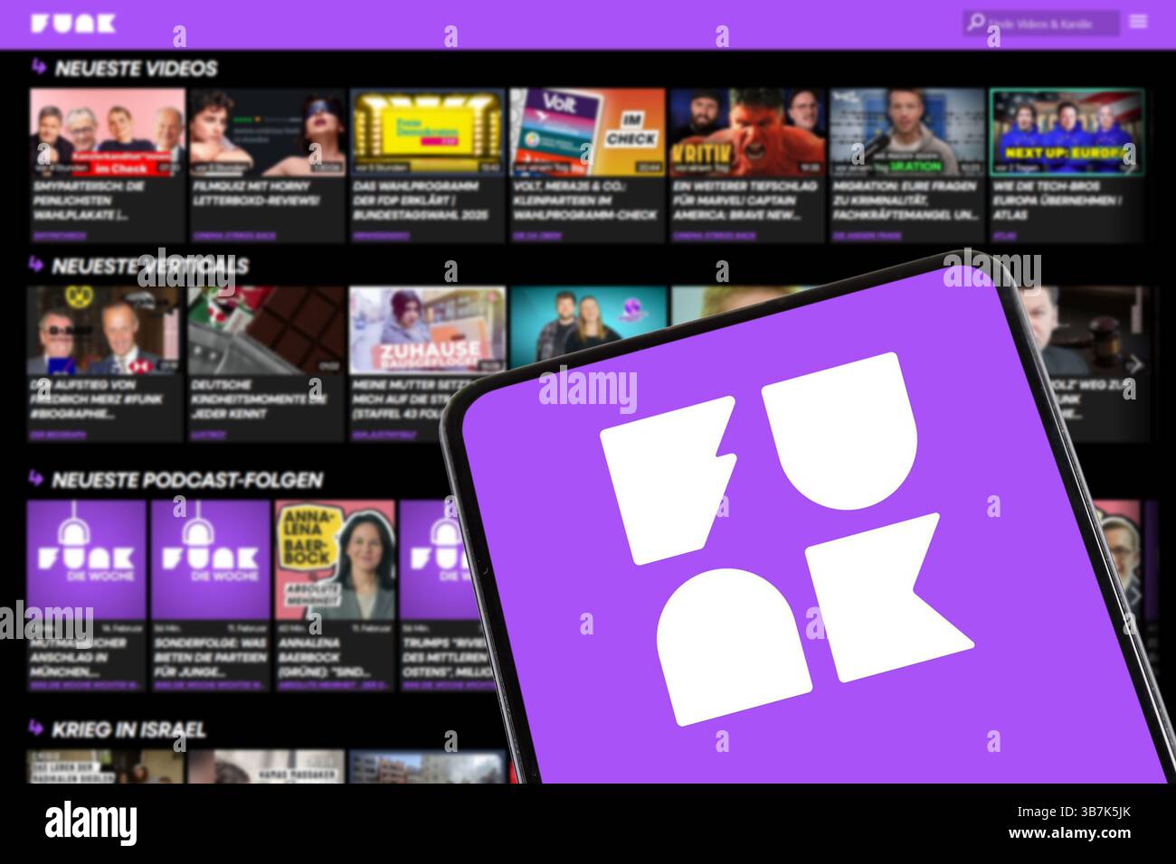 Stuttgart, 8. Februar 2025: Funk von ARD und ZDF Online-Videoplattform für Jugendliche auf Handy und Computerbildschirm in Stuttgart Stockfoto