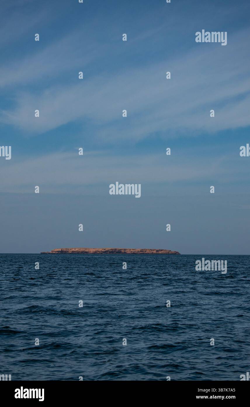 Oman: Silhouette der Daymaniyat-Inseln (Ad Dimaniyat), unberührtes Naturschutzgebiet und Naturschutzgebiet im Golf von Oman, Heimat von Meeresschildkröten und Vögeln Stockfoto