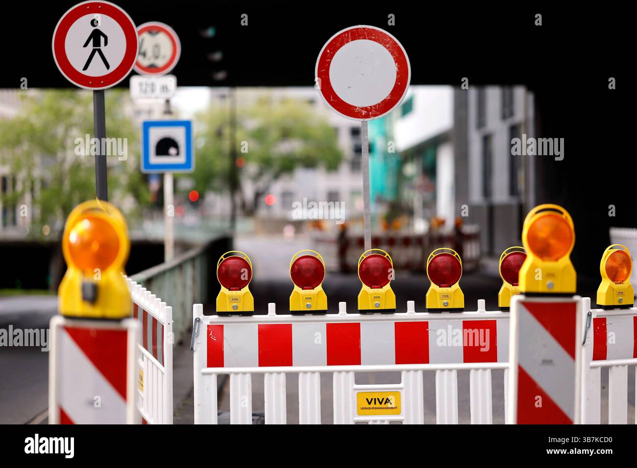 Absperrgitter, Verbotsschilder und Lichtbaken markieren den Bereich einer Baustelle in der Kölner Innenstadt. Regelmäßig kommt es es in Köln wegen Baustellen zu Straßensperrungen. Hier auch zu sehen das Schild Verbot für Fahrzeuge aller Art ugs.: Durchfahrt verboten , welches jeglichen Fahrzeuge, auch Fahrrädern, die ein- und Durchfahrt verbietet. Themenbild, Symbolbild Köln, 04.05.2025 NRW Deutschland *** Schranken, Verbotsschilder und Leuchtfeuer markieren den Bereich einer Baustelle in der Kölner Innenstadt Straßensperrungen finden regelmäßig in Köln aufgrund von Baustellen statt hier können Sie auch s Stockfoto