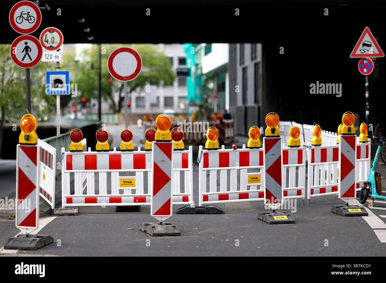 Absperrgitter, Verbotsschilder und Lichtbaken markieren den Bereich einer Baustelle in der Kölner Innenstadt. Regelmäßig kommt es es in Köln wegen Baustellen zu Straßensperrungen. Hier auch zu sehen das Schild Verbot für Fahrzeuge aller Art ugs.: Durchfahrt verboten , welches jeglichen Fahrzeuge, auch Fahrrädern, die ein- und Durchfahrt verbietet. Themenbild, Symbolbild Köln, 04.05.2025 NRW Deutschland *** Schranken, Verbotsschilder und Leuchtfeuer markieren den Bereich einer Baustelle in der Kölner Innenstadt Straßensperrungen finden regelmäßig in Köln aufgrund von Baustellen statt hier können Sie auch s Stockfoto