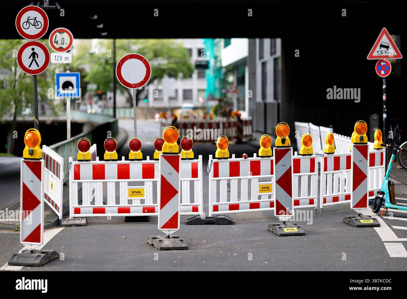 Absperrgitter, Verbotsschilder und Lichtbaken markieren den Bereich einer Baustelle in der Kölner Innenstadt. Regelmäßig kommt es es in Köln wegen Baustellen zu Straßensperrungen. Hier auch zu sehen das Schild Verbot für Fahrzeuge aller Art ugs.: Durchfahrt verboten , welches jeglichen Fahrzeuge, auch Fahrrädern, die ein- und Durchfahrt verbietet. Themenbild, Symbolbild Köln, 04.05.2025 NRW Deutschland *** Schranken, Verbotsschilder und Leuchtfeuer markieren den Bereich einer Baustelle in der Kölner Innenstadt Straßensperrungen finden regelmäßig in Köln aufgrund von Baustellen statt hier können Sie auch s Stockfoto