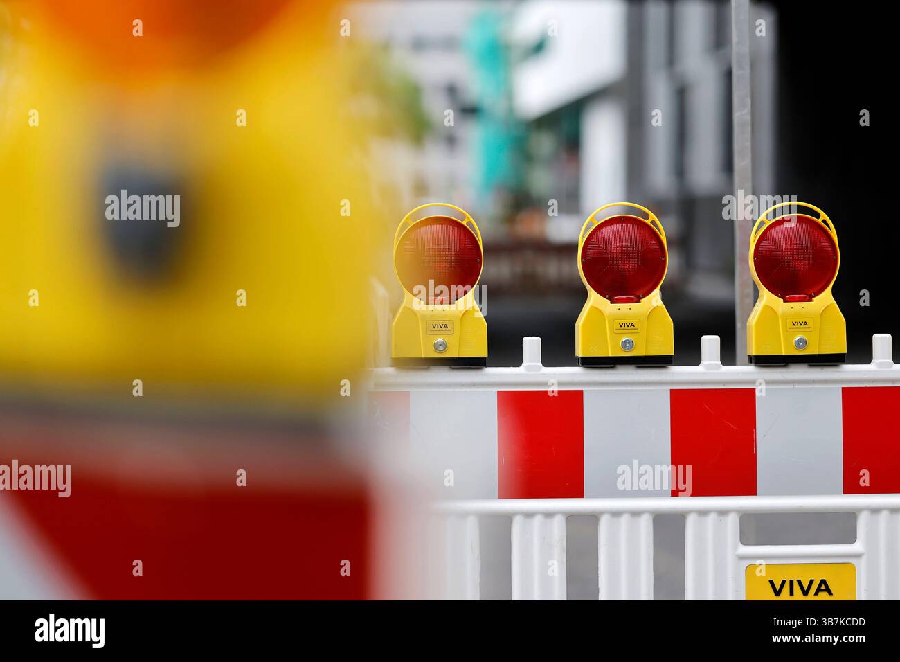 Absperrgitter, Verbotsschilder und Lichtbaken markieren den Bereich einer Baustelle in der Kölner Innenstadt. Regelmäßig kommt es es in Köln wegen Baustellen zu Straßensperrungen. Themenbild, Symbolbild Köln, 04.05.2025 NRW Deutschland *** Schranken, Verbotsschilder und Leuchtfeuer markieren den Bereich eines Baustellengeländes in der Kölner Innenstadt Straßensperrungen sind in Köln aufgrund von Bauarbeiten regelmäßig vorkommen Themenbild, Symbolbild Köln, 04 05 2025 NRW Deutschland Copyright: XChristophxHardtx Stockfoto