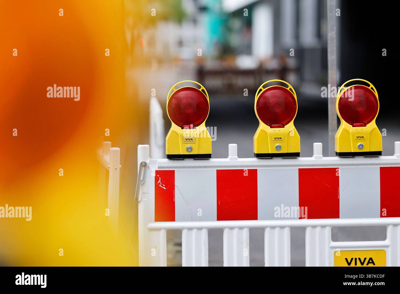 Absperrgitter, Verbotsschilder und Lichtbaken markieren den Bereich einer Baustelle in der Kölner Innenstadt. Regelmäßig kommt es es in Köln wegen Baustellen zu Straßensperrungen. Themenbild, Symbolbild Köln, 04.05.2025 NRW Deutschland *** Schranken, Verbotsschilder und Leuchtfeuer markieren den Bereich eines Baustellengeländes in der Kölner Innenstadt Straßensperrungen sind in Köln aufgrund von Bauarbeiten regelmäßig vorkommen Themenbild, Symbolbild Köln, 04 05 2025 NRW Deutschland Copyright: XChristophxHardtx Stockfoto