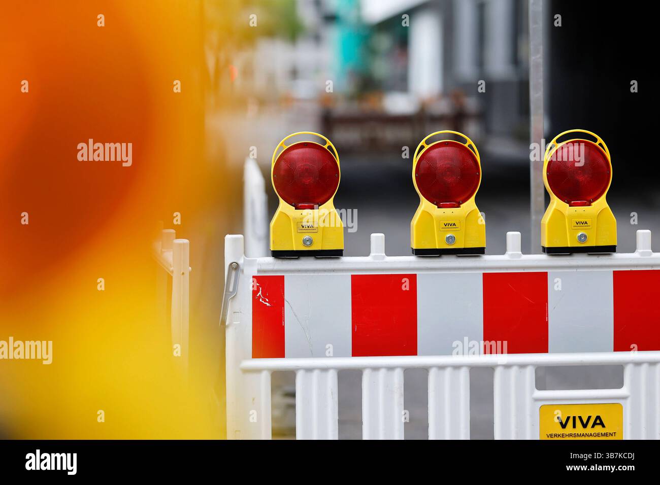 Absperrgitter, Verbotsschilder und Lichtbaken markieren den Bereich einer Baustelle in der Kölner Innenstadt. Regelmäßig kommt es es in Köln wegen Baustellen zu Straßensperrungen. Themenbild, Symbolbild Köln, 04.05.2025 NRW Deutschland *** Schranken, Verbotsschilder und Leuchtfeuer markieren den Bereich eines Baustellengeländes in der Kölner Innenstadt Straßensperrungen sind in Köln aufgrund von Bauarbeiten regelmäßig vorkommen Themenbild, Symbolbild Köln, 04 05 2025 NRW Deutschland Copyright: XChristophxHardtx Stockfoto