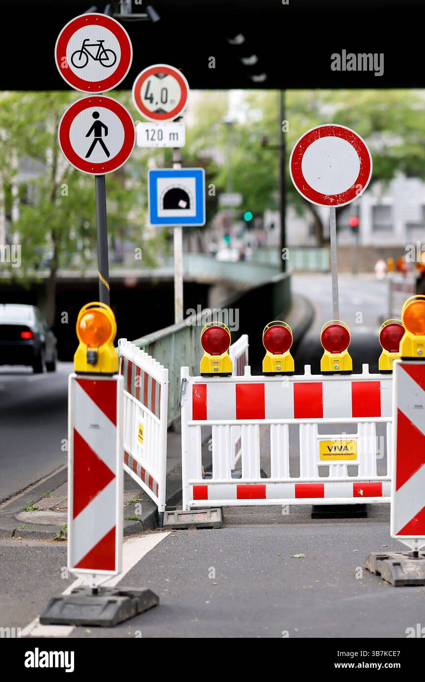 Absperrgitter, Verbotsschilder und Lichtbaken markieren den Bereich einer Baustelle in der Kölner Innenstadt. Regelmäßig kommt es es in Köln wegen Baustellen zu Straßensperrungen. Hier auch zu sehen das Schild Verbot für Fahrzeuge aller Art ugs.: Durchfahrt verboten , welches jeglichen Fahrzeuge, auch Fahrrädern, die ein- und Durchfahrt verbietet. Themenbild, Symbolbild Köln, 04.05.2025 NRW Deutschland *** Schranken, Verbotsschilder und Leuchtfeuer markieren den Bereich einer Baustelle in der Kölner Innenstadt Straßensperrungen finden regelmäßig in Köln aufgrund von Baustellen statt hier können Sie auch s Stockfoto