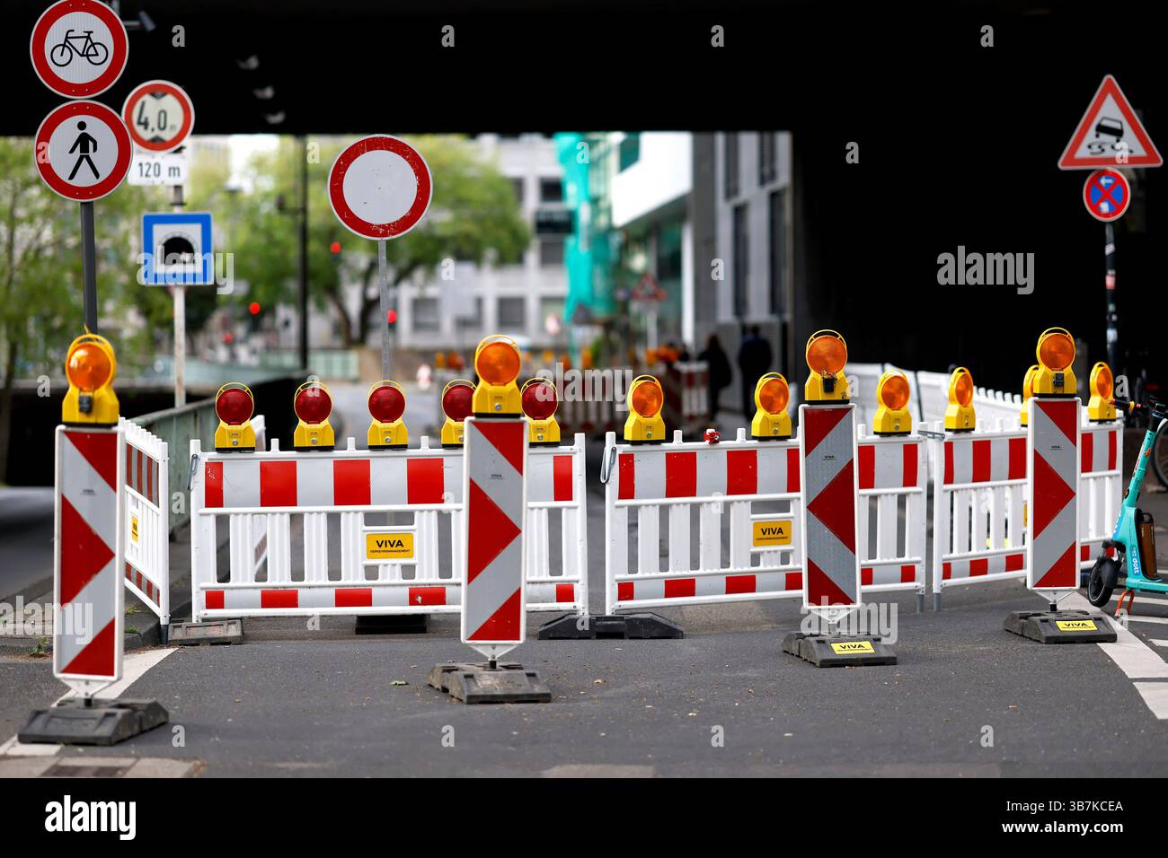 Absperrgitter, Verbotsschilder und Lichtbaken markieren den Bereich einer Baustelle in der Kölner Innenstadt. Regelmäßig kommt es es in Köln wegen Baustellen zu Straßensperrungen. Hier auch zu sehen das Schild Verbot für Fahrzeuge aller Art ugs.: Durchfahrt verboten , welches jeglichen Fahrzeuge, auch Fahrrädern, die ein- und Durchfahrt verbietet. Themenbild, Symbolbild Köln, 04.05.2025 NRW Deutschland *** Schranken, Verbotsschilder und Leuchtfeuer markieren den Bereich einer Baustelle in der Kölner Innenstadt Straßensperrungen finden regelmäßig in Köln aufgrund von Baustellen statt hier können Sie auch s Stockfoto